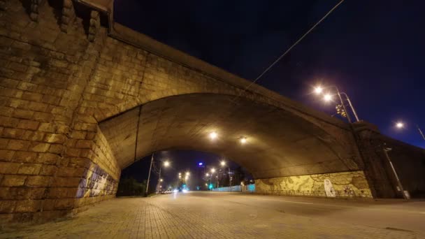 Krasnojarsk natt lätt trafik bridge road city 4 k tid förfaller Ryssland — Stockvideo