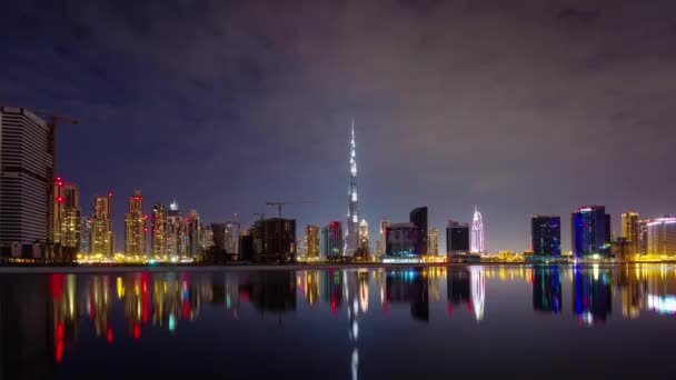 Éjszakai dubai downtown víz elmélkedés-panorámával 4 k idő telik el, Egyesült arab Emírségek — Stock videók