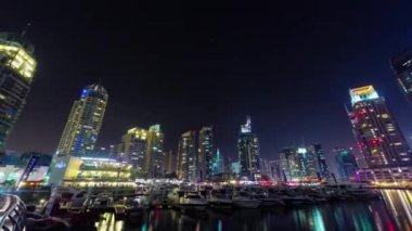 gece aydınlatma dubai marina ünlü dock panorama 4 k zaman atlamalı Birleşik Arap Emirlikleri