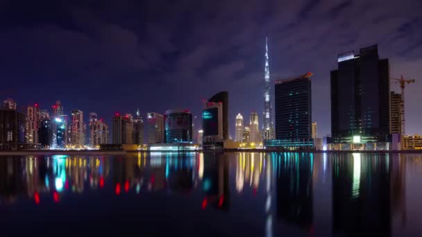 Nacht verlichting dubai centrum water panorama 4 k tijd vervallen Verenigde Arabische Emiraten — Stockvideo