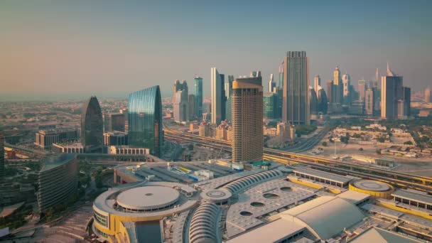 夕日ドバイ世界有名なホテルの屋根トップ都市のパノラマ 4 k 時間経過アラブ首長国連邦 — ストック動画