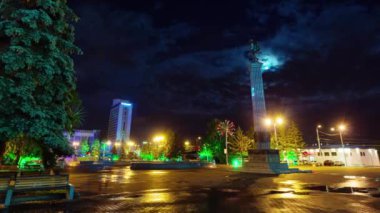 gece ışık krasnoyarsk şehir anıt Meydanı 4 k zaman atlamalı Rusya