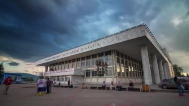 Krasnoyarsk şehir bulutlu gökyüzü opera ve bale Tiyatrosu 4 k zaman sukut Rusya
