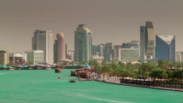 Solig dag deira dubai creek turist båttrafik 4 k tid förflutit Förenade Arabemiraten — Stockvideo