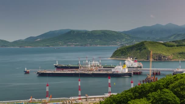 Владивосток город солнечный день грузовые суда порт панорама 4k время истечения россия — стоковое видео