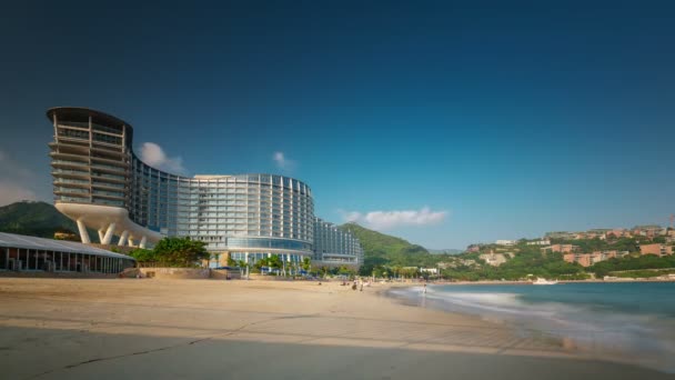 China zon lichte dag shenzhen strand baai hotelgebouw 4 k time-lapse — Stockvideo