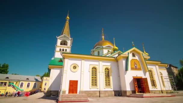 Sonniger tag nowosibirsk stadt kleine kirche 4k zeitraffer russland — Stockvideo