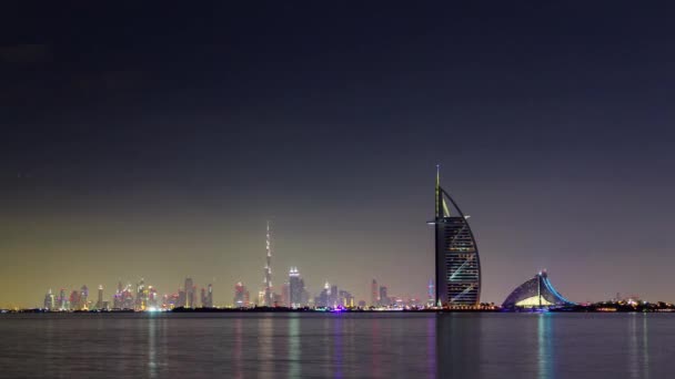 夜照明世界有名なドバイ市内ホテル パノラマ 4 k 時間経過アラブ首長国連邦 — ストック動画
