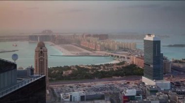 Dubai Yat Limanı günbatımı ünlü palm Island otel çatı üst panorama 4 k zaman atlamalı Birleşik Arap Emirlikleri