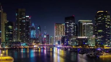 gece ışık dubai Yat Limanı su Rating yürüyen Körfez Panoraması 4 k zaman atlamalı Birleşik Arap Emirlikleri