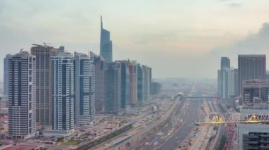 Dubai Yat Limanı jbr gün batımı şehrin ana yol trafik panorama 4 k zaman atlamalı Birleşik Arap Emirlikleri