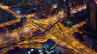 Dubai gece trafik ışık sokak yol Köprülü Kavşağı 4 k zaman atlamalı Birleşik Arap Emirlikleri