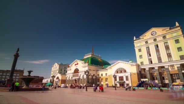 Güneşli bir gün krasnoyarsk şehir ana tren istasyonuna 4 k zaman atlamalı Rusya kare — Stok video