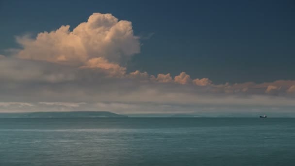 符拉迪沃斯托克 （海参崴） 湾的夕阳的天空海滨全景 4 k 时间失效俄罗斯 — 图库视频影像