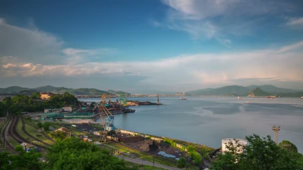 Zonnige dag vladivostok industriële haven panorama 4 k tijd vervallen Rusland — Stockvideo