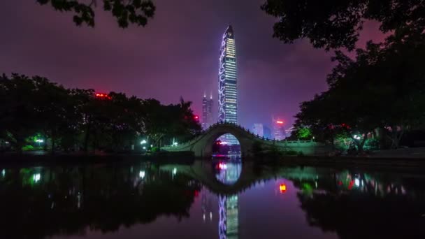 中国夜光深川公園池高層ビル パノラマ 4 k の時間経過 — ストック動画