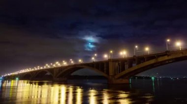 gece ışık krasnoyarsk şehir Yenisey Nehri Köprüsü panorama 4 k zaman sukut Rusya
