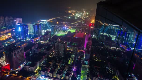 Kina shenzhen city natt lätta taket ovanifrån reflektion i spegeln bygga 4 k tid förflutit — Stockvideo