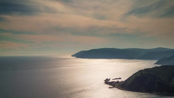 Zon licht baikal lake kust panorama 4 k tijd vervallen Rusland Siberië — Stockvideo