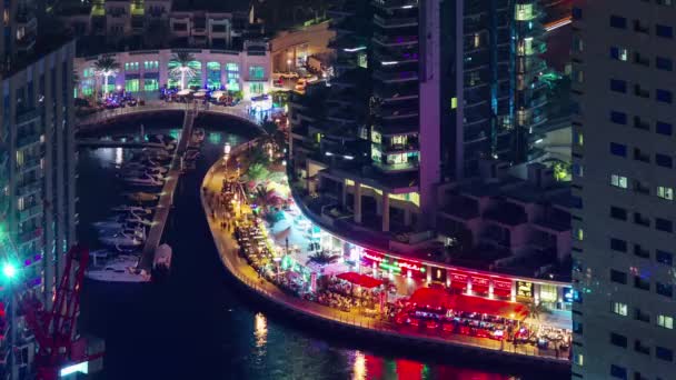 Dubai marina éjszakai fény bay étterem dokkoló tető nézet 4 k idő megszűnni, Egyesült arab Emírségek — Stock videók