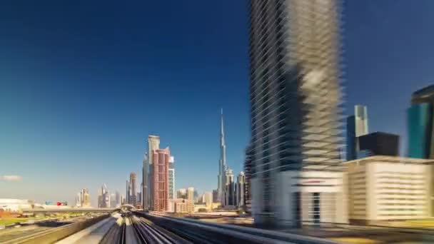 여름날 지하철 열차를 타고 두바이 도시 4 k 시간 경과 아랍 에미리트 연방 — 비디오
