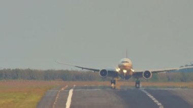 Tayland yaz saati günbatımı phuket Havaalanı jet düz iniş