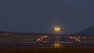 Tayland alacakaranlık gece phuket Havaalanı jet düz iniş panorama hd