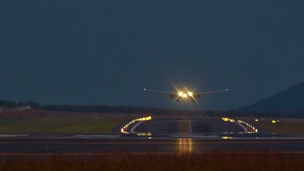 Thailand zomer schemering nacht licht jet vlakte landing panorama hd phuket airport — Stockvideo
