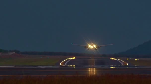 Thaiföld nyári twilight éjszakai fény jet sima leszállás panoráma hd phuket repülőtér — Stock videók