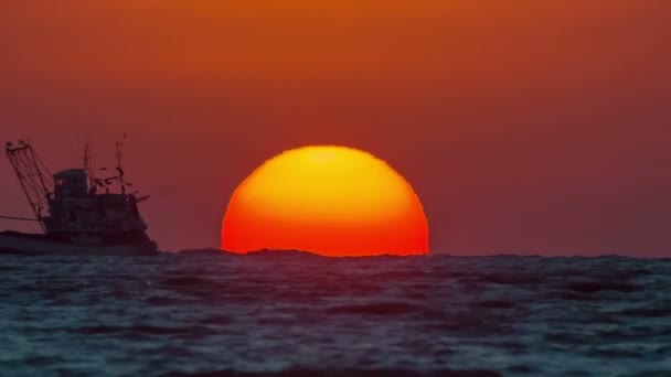 Thailand zomer zonsopgang visser boot horizon rijden hd phuket — Stockvideo