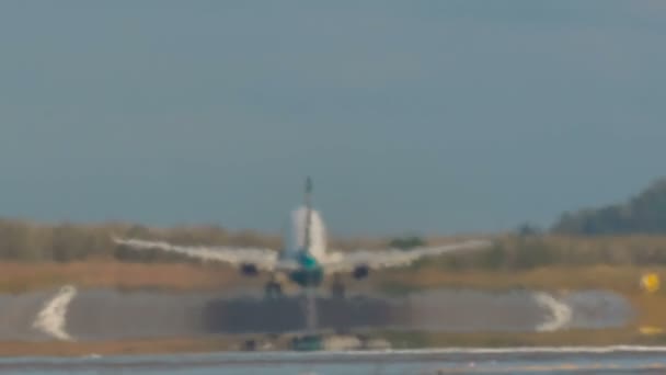 Thailand phuket airport strand vervagende weergave jet gewoon opstijgen hd — Stockvideo