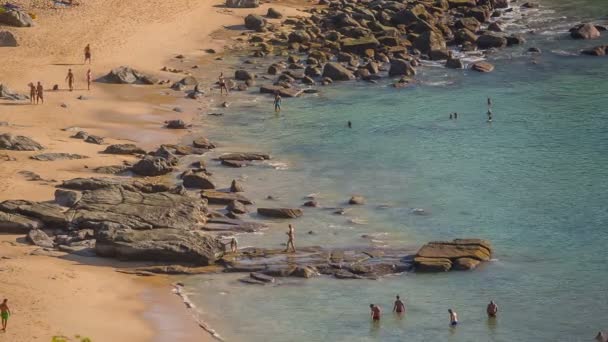 Tailândia verão dia turista praia rochosa até colina panorama hd phuket — Vídeo de Stock