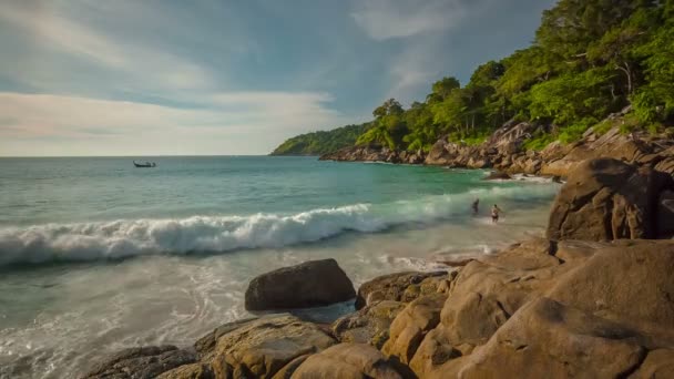 Tailandia verano día libertad playa dos hombres nadando en olas hd phuket — Vídeo de stock