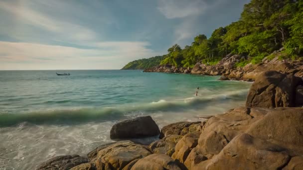 Tailandia verano día puesta del sol roca colina libertad playa panorama hd — Vídeo de stock