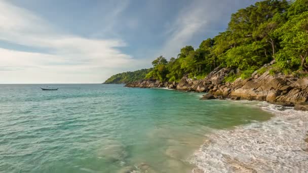 Tayland yaz gün batımı özgürlük beach kayalık tepenin panorama hd phuket — Stok video
