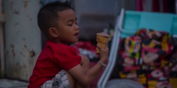 Enero 2016 - tailandia phuket ciudad niño comiendo helados hd — Vídeo de stock