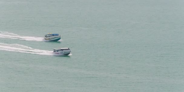 Tailândia dois turístico barco a motor velocidade passeio panorama hd phuket — Vídeo de Stock