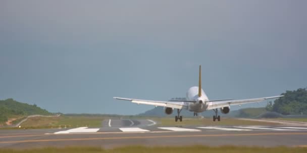 Thaiföld nyári nap jet sima leszállás phuket repülőtér hd — Stock videók