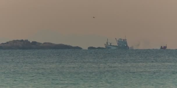 Tailandia phuket isla puesta del sol tiempo pescador paseo en barco panorama hd — Vídeo de stock