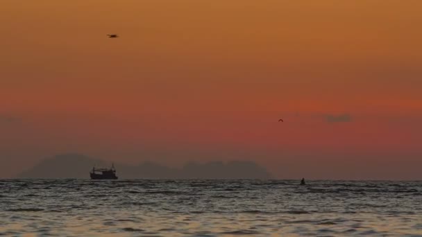 Tailândia verão nascer do sol horizonte barco panorama hd phuket — Vídeo de Stock