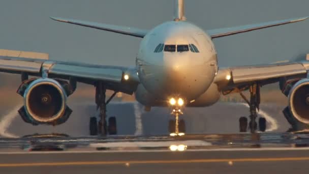 タイ日の入り日の出プーケット空港着陸プレーン ジェットに乗る hd — ストック動画
