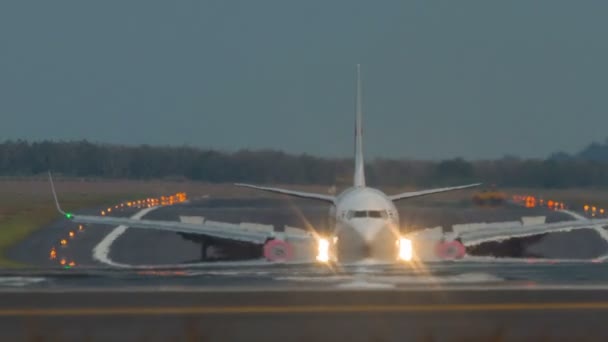 Thailand zomer schemering phuket airport jet vlakte landing rit panorama hd — Stockvideo