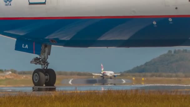 Thailand phuket airport jet vlakten chassis rush opstijgen strand bekijken hd — Stockvideo