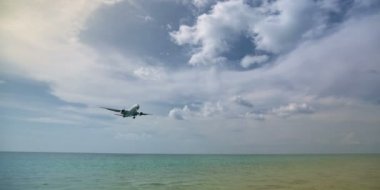 Tayland yaz günü phuket beach Havaalanı jet düz iniş panorama hd