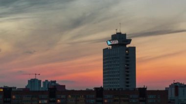 Beyaz Rusya minsk ünlü bina günbatımı gökyüzü panorama 4k zaman atlamalı