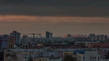 Beyaz Rusya yaz gün batımı sanayi çatı üst şehir Panoraması 4 k zaman sukut minsk