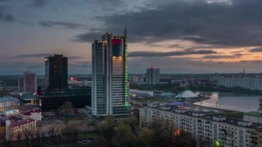 Beyaz Rusya gündoğumu şehir merkezi çatı üst nehir Körfez Panoraması 4 k zaman sukut minsk