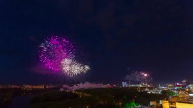 Beyaz Rusya gece minsk şehir merkezi havai fişek çatı üst panorama 4k zaman atlamalı