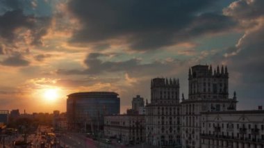 Beyaz Rusya günbatımı gökyüzü minsk şehir Tren Garı ünlü Panoraması 4k zaman atlamalı
