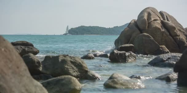 Tailandia verano día playa rocosa panorama hd phuket isla — Vídeo de stock